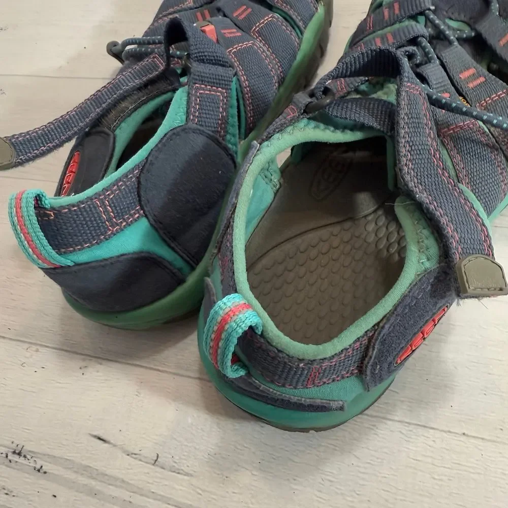 Keen‎ Newport girls pink purple teal sandals size 4